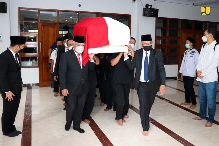 Menteri Basuki saat ikut menandu peti jenazah Mantan Wamen PUPR Hermanto Dardak, Minggu (21/8/2022)