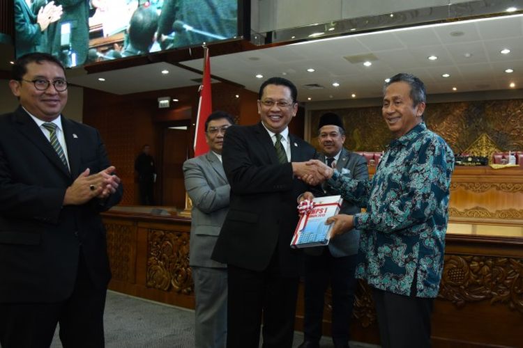 Ketua DPR RI Bambang Soesatyo menerima Ikhtisar Hasil Pemeriksaan Semester I tahun 2019 dari Ketua BPK Moermahadi Soerja Djanegara, Selasa (17/9/2019)