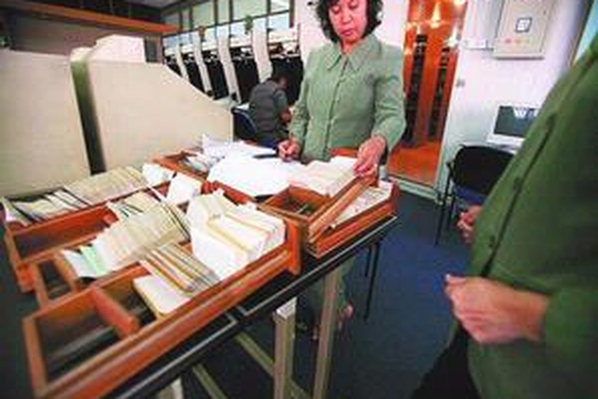 Staf Perpustakaan Nasional merapikan catatan katalog koleksi data yang masih dilakukan dengan sistem katalogisasi manual di Perpustakaan Nasional Republik Indonesia, Salemba, Jakarta, Senin (6/10). Saat ini Perpustakaan Nasional sedang menyiapkan sistem digitalisasi pada materi maupun sistem database koleksi sehingga akan lebih mudah diakses dan dimanfaatkan masyarakat. 