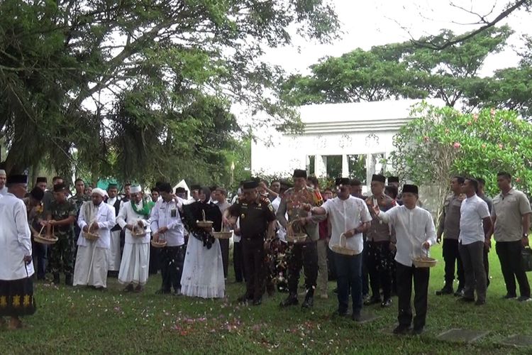 Forkpimda Aceh melakukan tabur bunga di Makam Massal Korban Tsunami Aceh, pada peringatan 18 tahun Bencana Gempa dan Tsunami Aceh, di Kawasan Siron, Aceh Besar, Senin (26/12/2022).