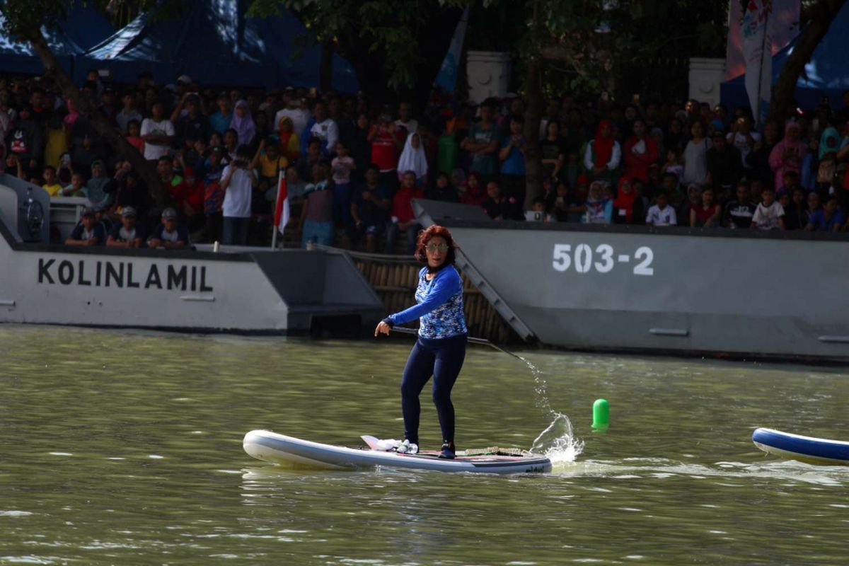 Aksi Menteri Kelautan dan Perikanan Susi Pudjiastuti sebelum adu cepat melawan Wakil Gubernur DKI Jakarta Sandiaga Uno di Danau Sunter, Jakarta Utara, Minggu (25/02/2018). Festival tersebut diadakan untuk menjawab tantangan Menteri Kelautan dan Perikanan Susi Pudjiastuti agar Gubernur DKI Jakarta Anies Baswedan dan Sandiaga menjadikan Danau Sunter seperti di Geneva, Swiss.