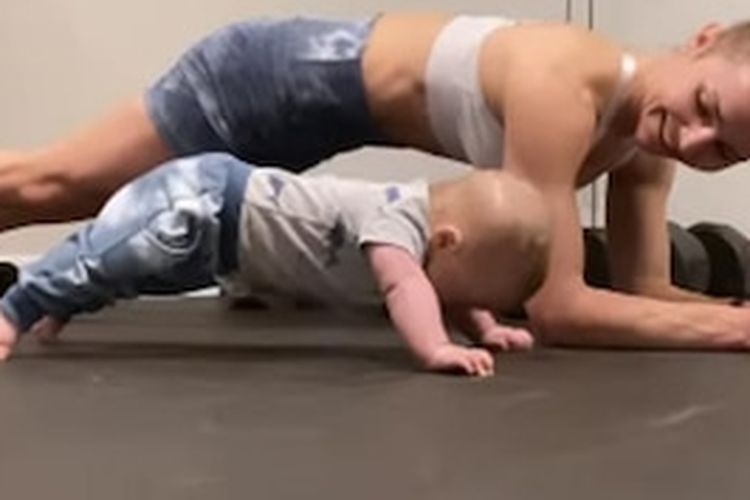 Bayi ikut ibunya plank.