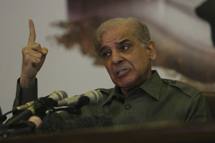 Shahbaz Sharif pemimpin Liga Muslim Pakistan dan saudara dari mantan perdana menteri Pakistan Nawaz Sharif, saat berbicara dalam konferensi pers di Lahore, Pakistan, Kamis, 18 Juli 2019. Shahbaz Sharif menjadi PM baru Pakistan pada Senin (11/4/2022) menggantikan Imran Khan yang digulingkan.