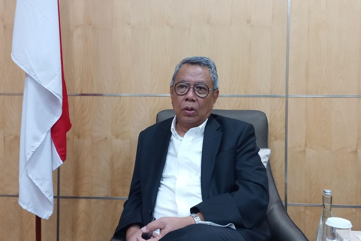 Wali Kota Tangerang Selatan, Benyamin Davnie di ruang kerjanya, Puspemkot Tangerang Selatan, Kamis (24/8/2023). Saat itu, Benyamin memberikan penjelasan mengenai penyebab dan penanganan polusi udara di wilayah administrasinya.