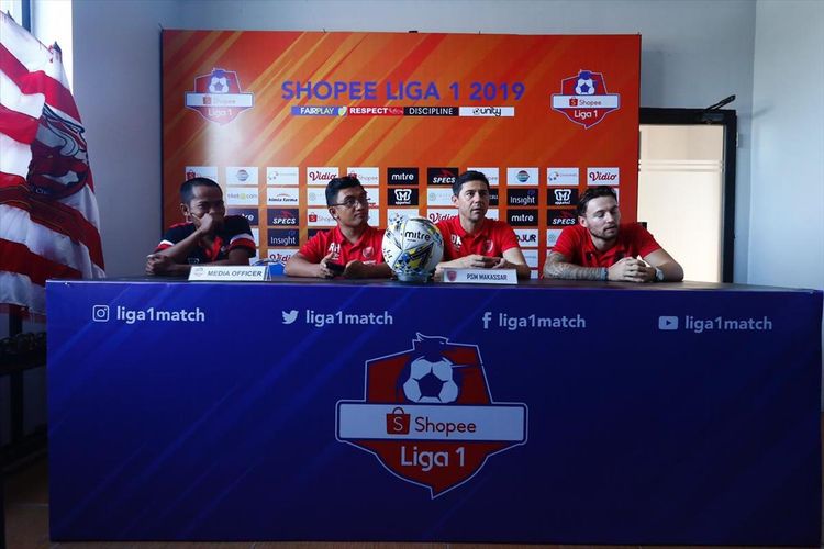Pelatih PSM Makassar Darije Kalezic serta gelandang PSM Makassar Marc Anthony Klok saat menghadiri konferensi pers Shopee Liga 1 Indonesia lawan Madura United di Stadion Gelora Madura, Pamekasan, Rabu (3/72019).