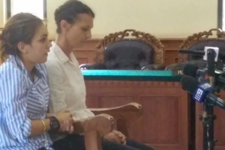 Sarah Connor (Baju Putih-kanan) saat mendengarkan vonis yang diajtuhkan majelis hakim di PN Denpasar, Senin (13/3/2013)