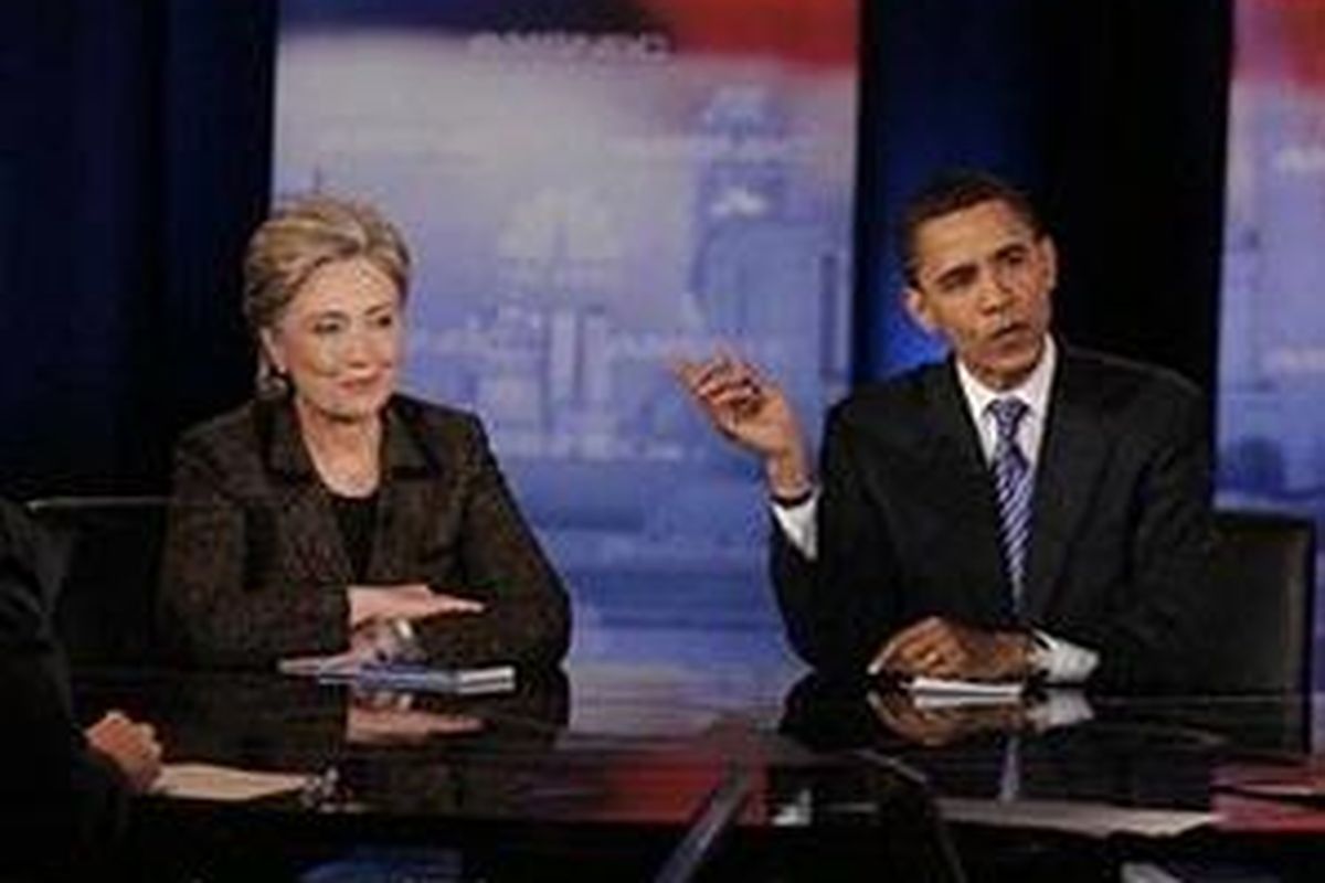 Hillary Clinton dan Barack Obama sedang berdebat.