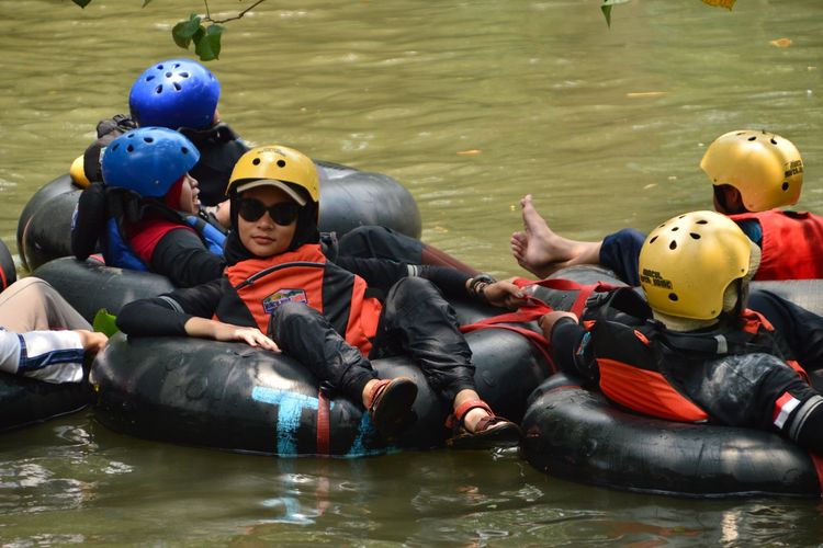 Pengunjung menikmati sajian wisata di Muncul River Tubing 