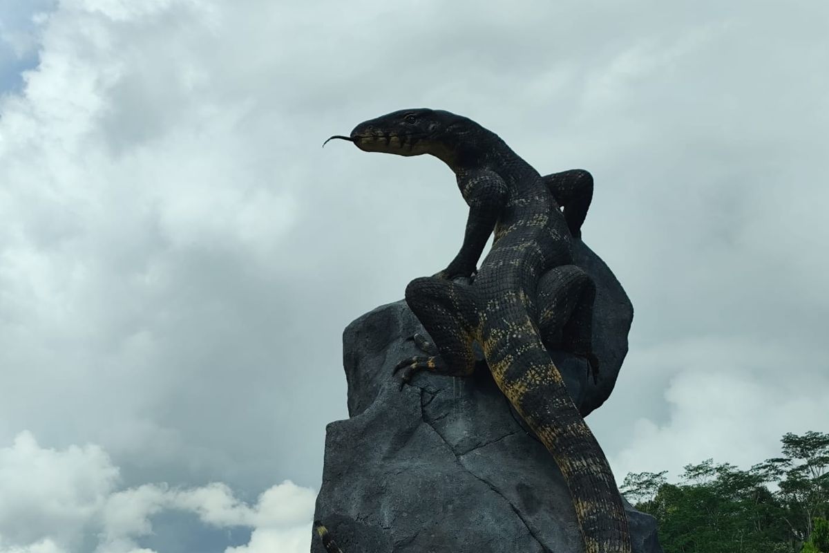 Wujud patung biawak Wonosobo yang belakangan jadi sorotan karena tampak realistis dan pembangunannya tak memakan biaya tinggi pada Selasa (22/4/2025) sore. ?Tugu Krasak Menyawak tersebut dibangun atas inisiasi pemuda Karang Taruna di Desa Krasak, Selomerto.