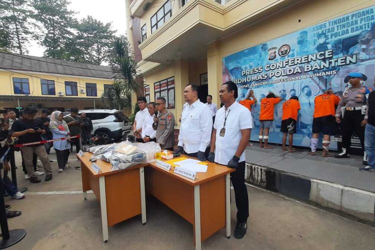 Empat pelaku pembunuhan dua pria yang Mayatnya di buang ke perkebunan karet di Kecamatan Cijaku, Lebak, Banten diamankan. Motifnya karena ingin mengungsi harta benda korban