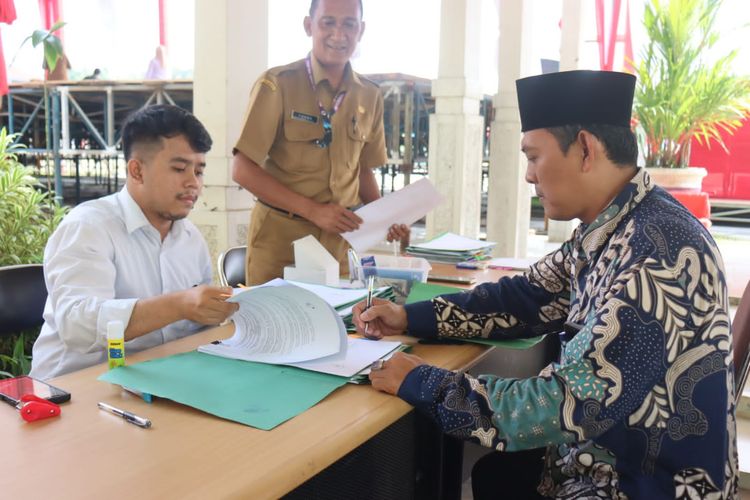 Pemerintah Kabupaten (Pemkab) Tangerang memberikan bantuan berupa hibah sanitren kepada pondok pesantren atau Kelompok Penerima Swakelola (KPS) yang berada di 29 kecamatan di Kabupaten Tangerang pada Selasa (15/08/2023).