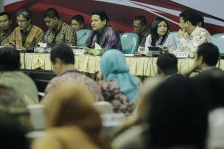 Rapat pleno terbuka rekapitulasi hasil penghitungan perolehan suara peserta Pemilu Presiden dan Wakil Presiden 2014 di Gedung Komisi Pemilihan Umum, Jakarta, Minggu (20/7/2014). Hingga hari ini, tercatat 17 provinsi telah menyerahkan data rekapitulasi perolehan suara ke KPU.