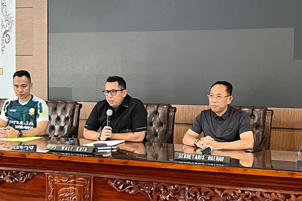 Pj Walikota Mojokerto Moh. Ali Kuncoro, menggelar konferensi pers terkait peristiwa belasan siswa SMPN 7 Kota Mojokerto, Jawa Timur, terseret ombak di Pantai Drini, Yogyakarta, Selasa (28/1/2025).