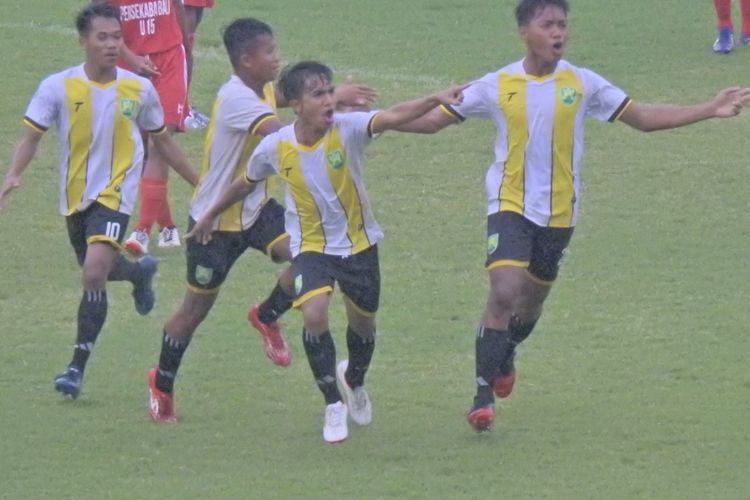 Para pemain Gabsis Sambas merayakan gol dalam sebuah pertandingan yang digelar selama Piala Soeratin U15 2020 di Stadion Manahan, Solo.