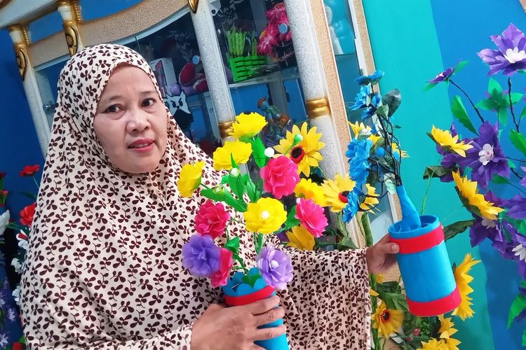 Dede Masitoh, 49 tahun, memerlihatkan bunga hias hasil kreasinya dari limbah plastik.