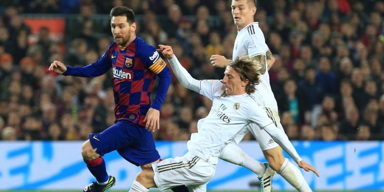 Mega bintang Barcelona, Lionel Messi, berduel dengan gelandang Real Madrid, Luka Modric, pada laga El Clasico Liga Spanyol pada Kamis (19/12/2019) dini hari WIB.