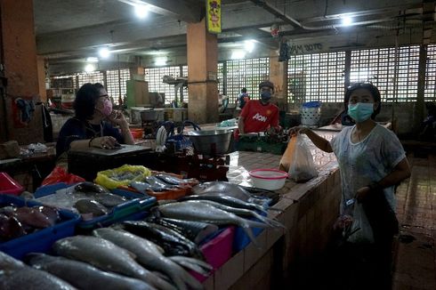 Saat Risma Terjun Menata Barang Milik Pedagang Pasar Genteng Jelang PSBB Surabaya