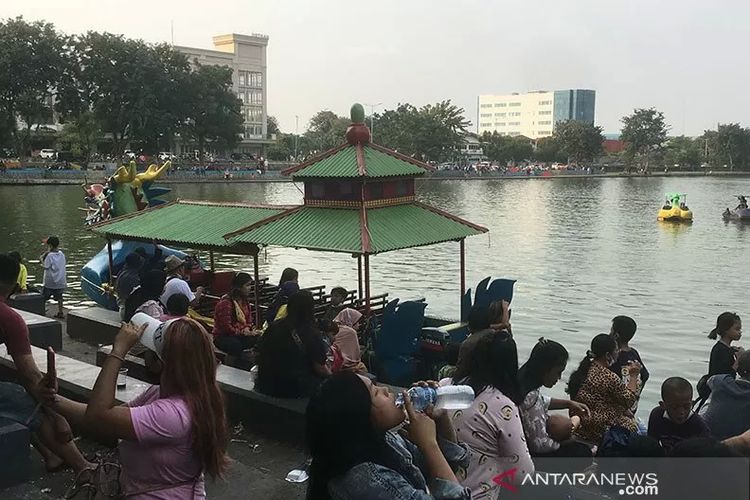 Crowds converge on Sunter Reservoir in North Jakarta for a day out during the Pancasila Day holidays on Tuesday (6/1/2021)