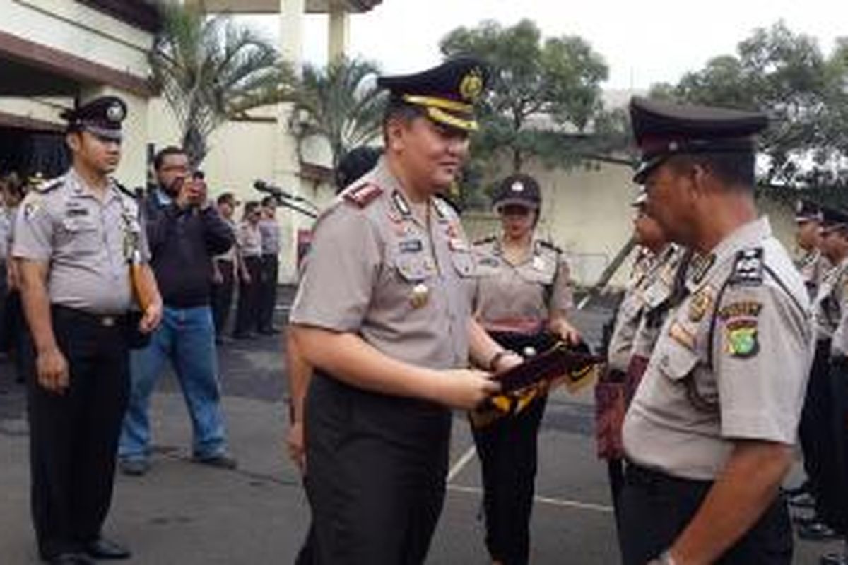 Kapolres Jakarta Utara, Komisaris Besar M Iqbal, memberikan penghargaan terhadap anggota polisi yang berprestasi di wilayahnya, Jumat (20/3/2015) pagi.