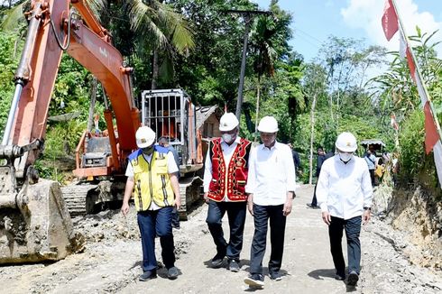Presiden Jokowi Tinjau Perbaikan Jalan Sepanjang 55,8 Kilometer di Kepulauan Nias