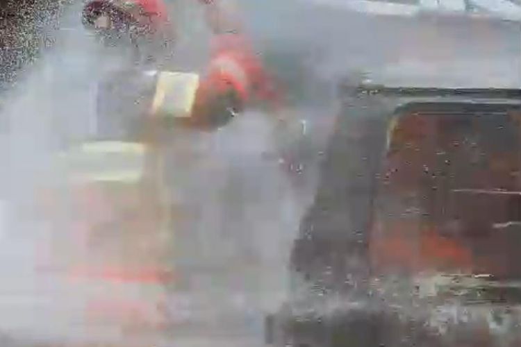 Mobil Bermuatan 8 Jeriken Bensin Terbakar di Bogor, 2 Orang Luka Bakar