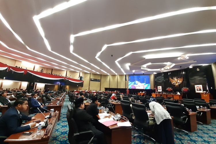 Suasana rapat pemandangan umum fraksi terhadap rancangan peraturan daerah (raperda) Anggaran Pendapatan dan Belanja Daerah (APBD) 2020 di ruang rapat paripurna, lantai 3, Gedung DPRD DKI, Rabu (4/12/2019)