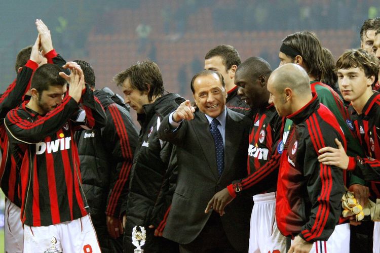 Mantan presiden AC MIlan, Silvio Berlusconi, berpose dengan para pemain Rossoneri setelah pagelaran laga Piala Berlusconi antara Juventus dan AC Milan di Stadion San Siro, Milan, pada 6 Januari 2006. AC Milan mengalahkan Juventus 3-2. Beberapa pemain Milan yang turun pada hari itu adalah Gennaro Gattuso, Andrea Pirlo, Andriy Shevchenko, dan Clarence Seedorf.