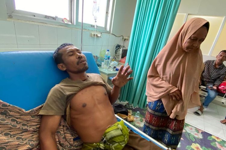 Muktharuddin (42) Desa Pucok Alue Seuleumak, Kecamatan Paya Bakong, Kabupaten Aceh Utara, Provinsi Aceh, terbaring di salah satu ruang perawatan Rumah Sakit Umum Cut Meutia (RSUCM) Aceh Utara, Minggu (15/10/2023).