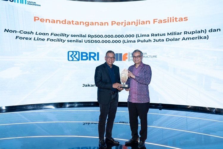 Direktur Bisnis Wholesale dan Kelembagaan BRI Agus Noorsanto dan Interim President Director and Chief Financial Officer (CEO) IIF Rizki Pribadi Hasan saat acara penandatanganan perjanjian fasilitas pendanaan di Kantor Pusat BRI, Jakarta, Kamis (27/2/2025).