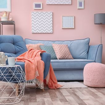 Ilustrasi ruang tamu dengan dinding berwarna pink terang