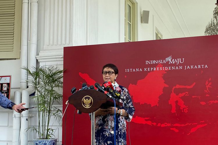 Menteri Luar Negeri Retno L. P. Marsudi menyampaikan isi pembicaraan pertemuan Menteri Luar Negeri Singapura Vivian Balakrishnan dengan Presiden Joko Widodo di Istana Kepresidenan Jakarta, Jumat (26/4/2024).