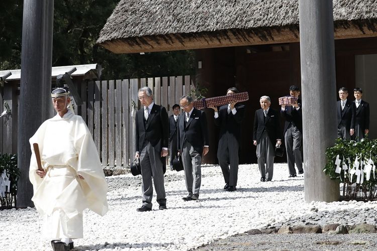Rombongan Kaisar Akihito memasuki kuil Ise Jingu dalam ziarah terakhir menjelang turun takhta, pada Kamis (18/4/2019).