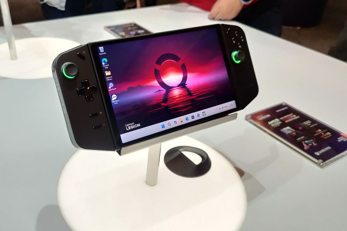 Lenovo memastikan konsol gaming handheld pertamanya, Legion Go dijual di pasar Indonesia, mulai 8 November 2023. Harga Lenovo Legion Go di Indonesia adalah Rp 13.499.000. 