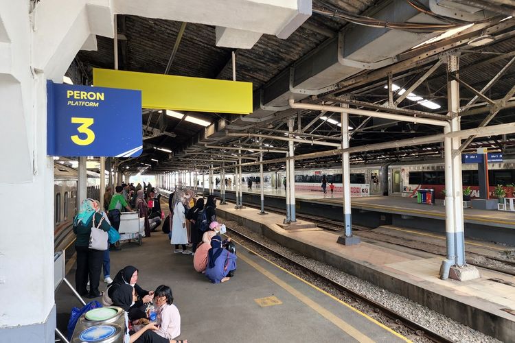 Para calon penumpang saat menunggu kedatangan kereta api di Stasiun Bandung, Selasa (26/4/2022).