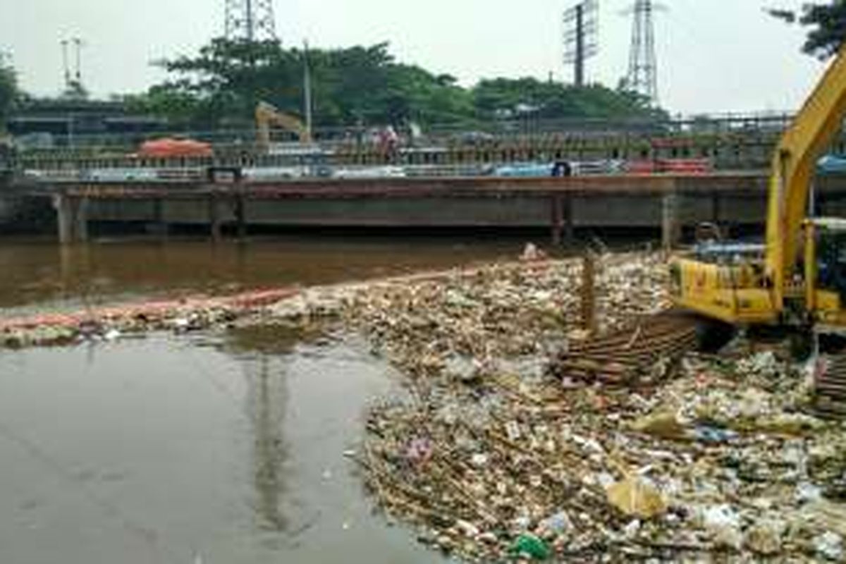 Berbagai jenis sampah mulai dari sampah plastik hingga bambu memenuhi sungai di depan Season City, Jembatan Besi, Jakarta Barat, Senin (23/5/216).