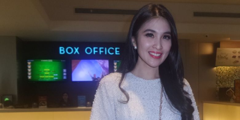 Sandra Dewi usai menghadiri pemutaran film Beauty and the Beast di XXI Lippo Mal Puri, Jakarta Barat, Rabu (15/3/2017) malam.