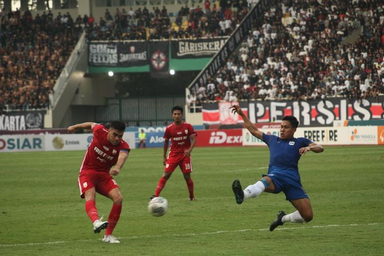 Aksi bek Persis Solo, Fabiano Beltrame, saat melawan PSIS Semarang pada laga Grup A Piala Presiden 2022 di Stadion Manahan, Selasa (21/6/2022).