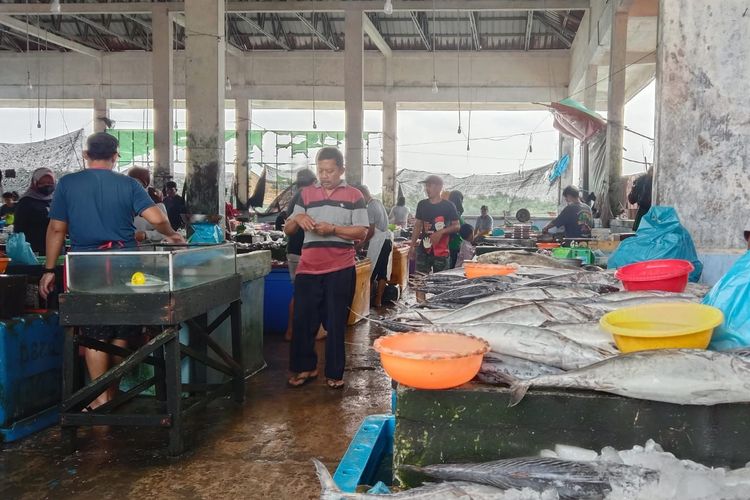 Sejumlah pedagang berjualan di pasar ikan Pasar Barek Motor Kijang, Kabupaten Bintan, Provinsi Kepri, Jumat (15/7/2022).