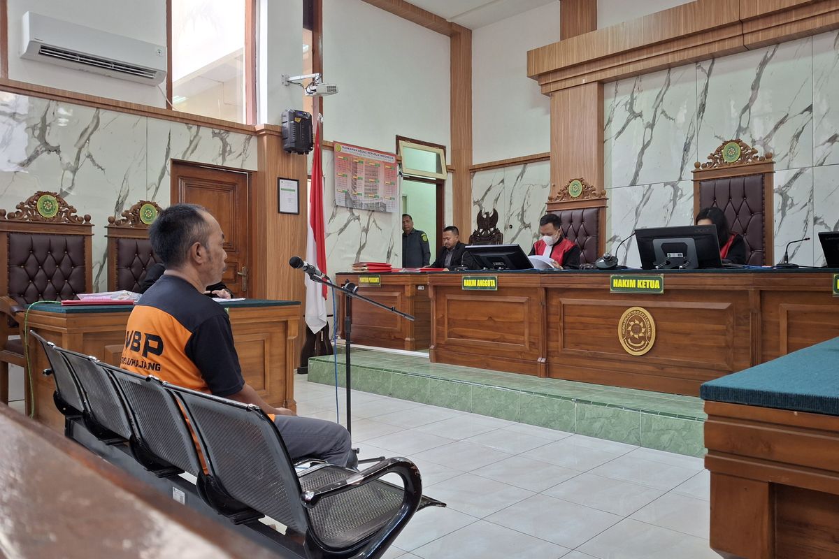 DIVONIS: Poniman mendengarkan putusan hakim di Pengadilan Negeri Lumajang, Selasa (10/6/2025).