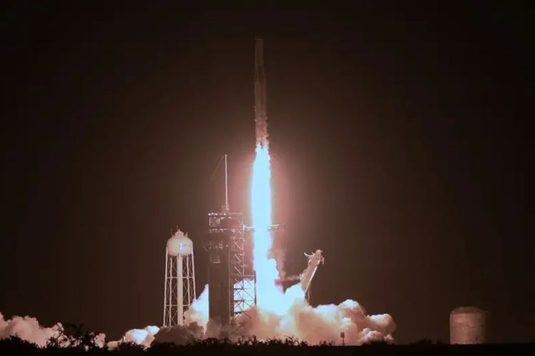 Roket SpaceX Diperkirakan Akan Tabrak Bulan pada 5 Agustus Mendatang