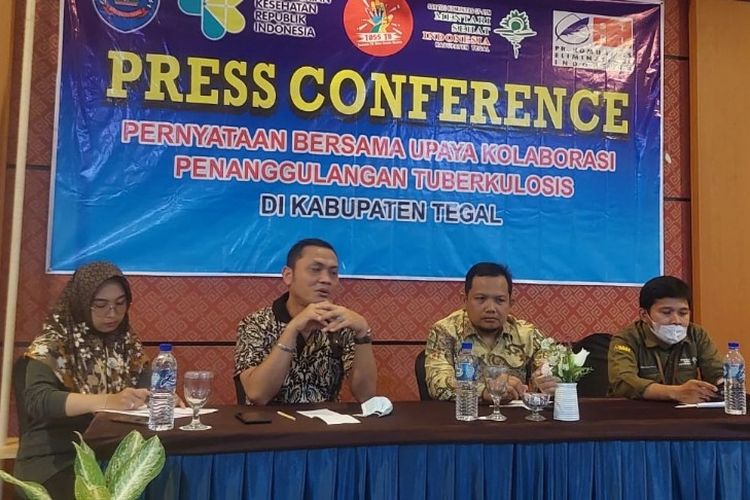 Dinas Kesehatan bersama Komisi IV DPRD Kabupaten Tegal dan SSR Mentari Sehat Indonesia Kabupaten Tegal menggelar press conference kasus TBC, di Hotel Grand Dian Slawi, Tegal, Jumat (23/12/2022)