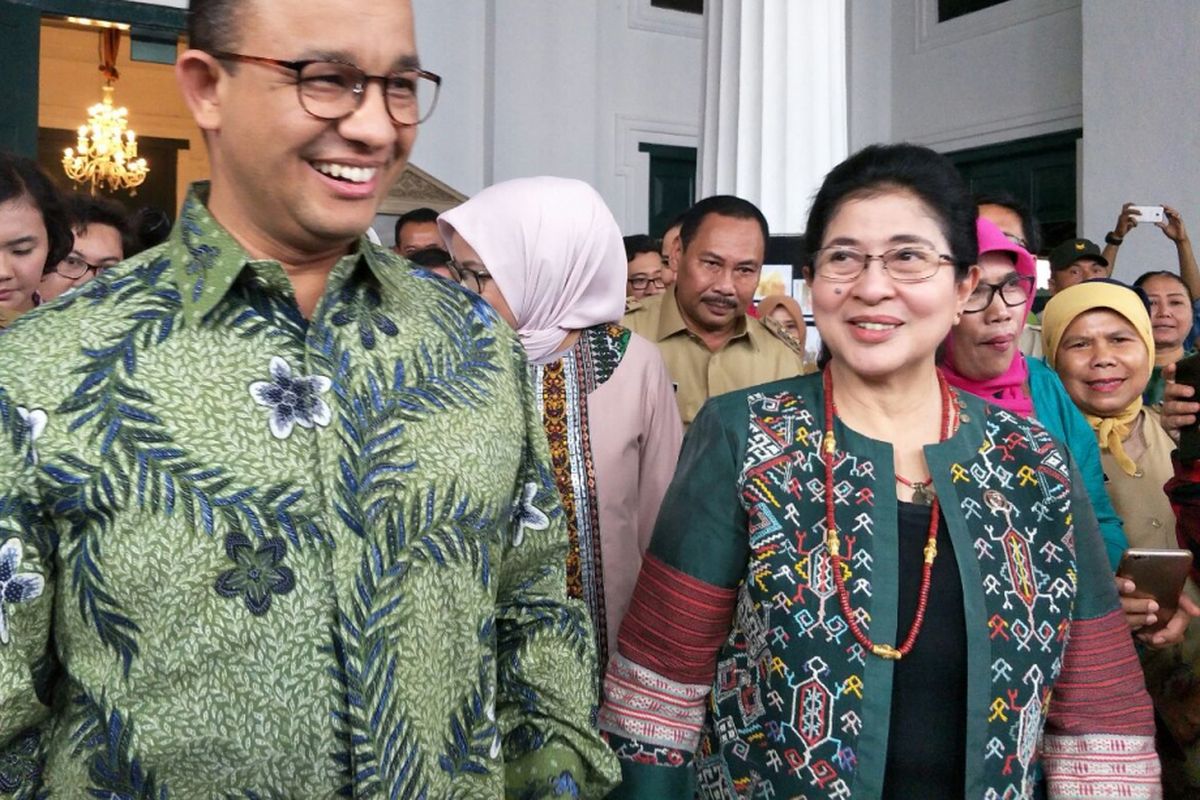 Gubernur DKI Jakarta Anies Baswedan dan Menteri Kesehatan Nila F Moeloek di Balai Kota, Selasa (13/2/2018).   