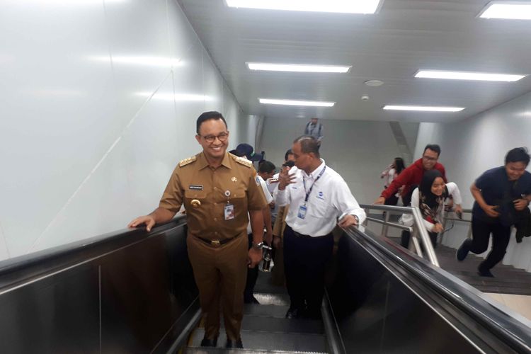 Gubernur DKI Jakarta Anies Baswedan di Stasiun MRT Bundaran Hotel Indonesia, Senin (1/4/2019).