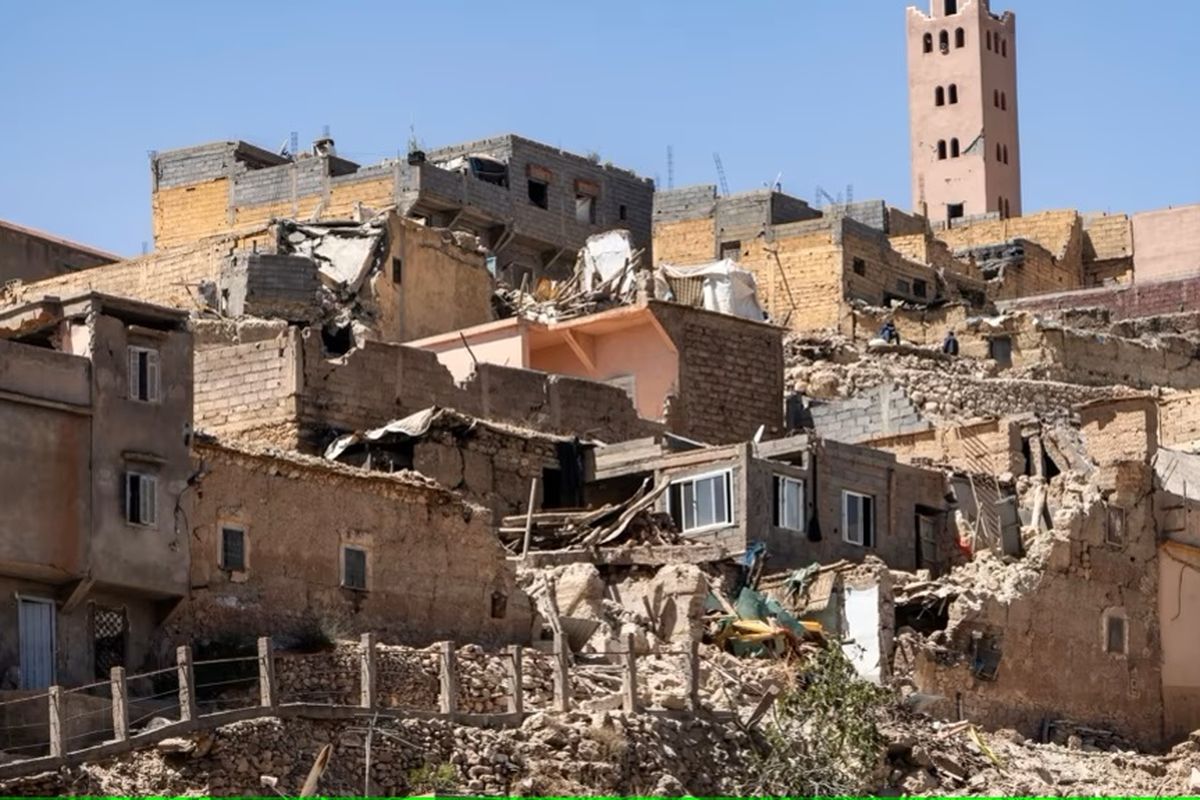 Menara masjid berdiri di belakang rumah-rumah yang rusak atau hancur akibat gempa Maroko di Moulay Brahim, Provinsi Al-Haouz, pada 9 September 2023.