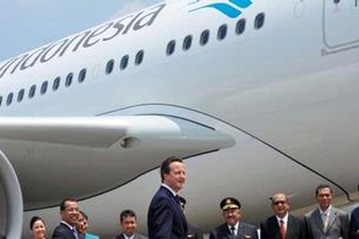 Perdana Menteri Inggris David Cameron didampingi Direktur Utama Garuda Indonesia Emirsyah Satar melihat pesawat Airbus A330-200 milik Garuda Indonesia di Bandara Halim Perdana Kusuma, Jakarta, Rabu (11/4/2012).