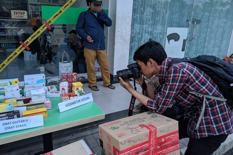 Barang Bukti obat-obatan keras di depan Toko Kosmetik Perancis di Kawasan Mall Bandara City Tangerang disegel BPOM, Selasa (3/12/2019)