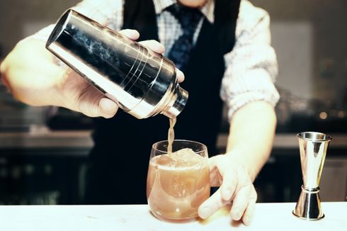 Fresh Graduate Ingin Kerja Jadi Bartender Profesional? Ini 5 Tipsnya