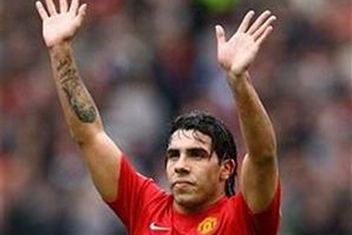 Carlos Tevez ketika mengisyaratkan perpisahan kepada suporter Manchester United.
