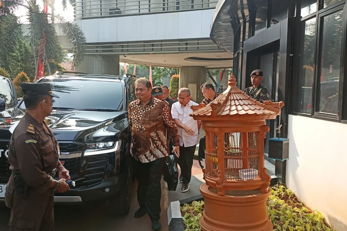 Menteri Koordinator (Menko) Bidang Perekonomian Airlangga Hartarto memenuhi panggilan pemeriksaan Kejaksaan Agung (Kejagung) pada Senin (24/7/2023).