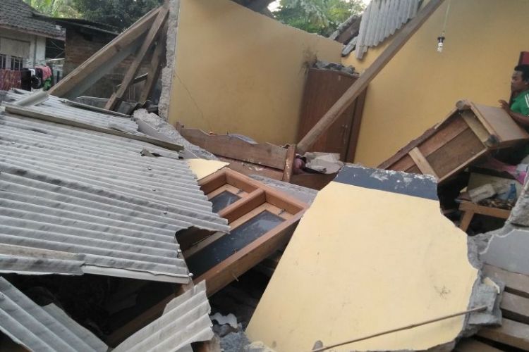 Gempa bumi bermagnitudo 6,4 mengguncang wilayah Lombok, Nusa Tenggara Barat, Minggu (29/7/2018) pukul 05.47 WIB. Gempa menyebabka korban jiwa dan luka serta rusaknya rumah warga.